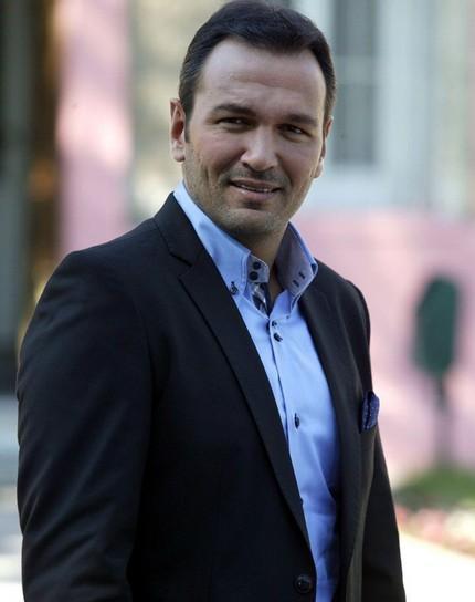 <p><b>AL SUNAL</b></p>  Nejat uygur... Hayran olduum byk ustam..