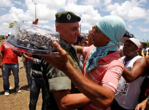 Brezilya'daki bir protestoya mdehale eden general "Dvmeyin, en azndan benim doum gnmde" diye anons yapnca, protestoculardan srpriz geldi