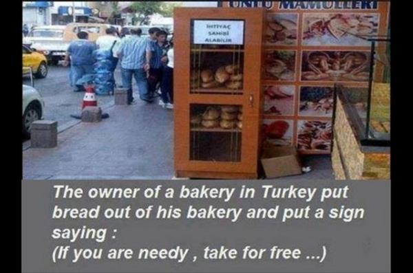 Trkiye'de bir bakkaln ekmek dolaplarndan birinde "ihtiya sahibi alabilir" yazyor