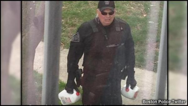 Boston'da bir polis memuru, tecritte olan ocuklu ailenin evine tecrit boyunca her gn, st gtrd