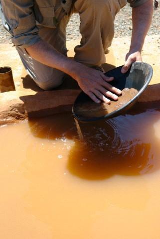 rnein altn retiminde yar bata gtren lkelerden Peru, geen yl rettii 185 ton altn ile geri kalm lkeler arasnda ilk srada yer alrken, sz konusu dnemde lkenin kii bana den milli geliri 6 bin 525 dolar dzeyinde bulunuyor.