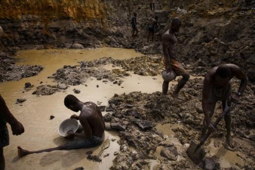 Geriye kalan 12 lkeden 7'sinin gelimekte olan, 5'inin ise geri kalm lke olmas altn reticisi lkelerin, sz konusu madenden yeterince faydalanlamad tezini kuvvetlendiriyor.