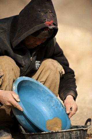 Bu iki lkeyi, 73 ton altn retimiyle zbekistan (kii bana den milli gelir 1.735 dolar), 57 ton ile Papua Yeni Gine (kii bana den milli gelir 2 bin 217 dolar) ve 2012'de 49 ton altn retimi gerekletiren Tanzanya (kii bana den milli gelir 628 dolar) takip ediyor.