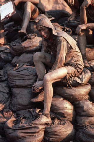 Geri kalm lkelerin temel geim kaynaklarndan olan altnn retiminden elde edilen gelir, Papua Yeni Gine'de GSYH'nin yzde 15'ini, Gana'da GSYH'nin yzde 8'ini, Tanzanya'da ise GSYH'nin yzde 6'sn karlyor. Altn madencilii bu lkeler iin ayn zamanda nemli bir ihracat kayna olmas ynyle deer kazanyor.