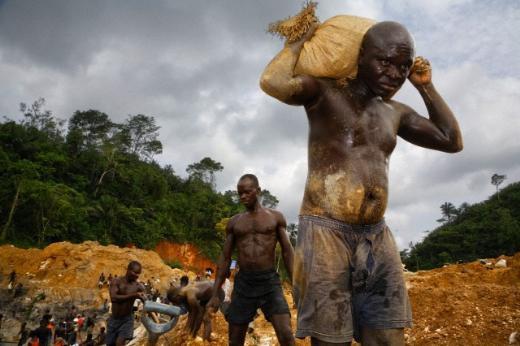 karma yntemleri dolaysyla tepkilere maruz kalan altn retiminin youn olduu lkelerin genel olarak geri kalm ve gelimekte olan lkeler. Sz konusu lkeler, dk teknolojileri ile altn ilemecilii ve tasarmndaki insan kayna yetersizliinden tr altndan gerektii ekilde istifade edemiyor. Dnya altn retiminin yaklak yzde 76'sn karlayan 15 lkeye bakldnda bu lkelerden sadece ABD, Avustralya ve Kanada'nn gelimi lke olduu grlyor.