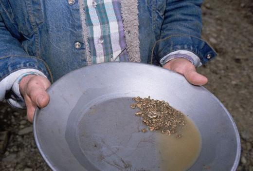 Dnyann en byk altn tketicisi Hindistan, geen yl itibaryla bin 806 tonla dnya altn tketiminin yzde 75'inden fazlasn tek bana gerekletiriyor. lke sz konusu tutarn 942 tonunu fabrikasyon amacyla kullanrken, 864 tonunu ise mcevherat amacyla deerlendiriyor. Gelimekte olan lkeler arasnda yer alan Hindistan, dnya altn retiminde ise alt sralarda yer alyor.