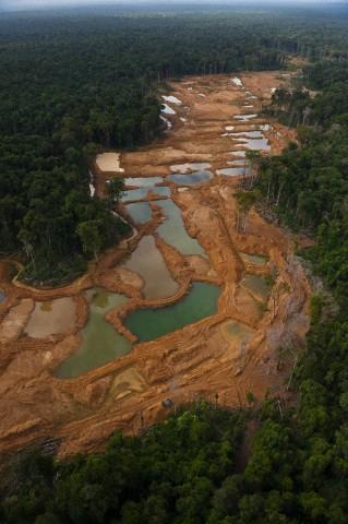 Dnyann 2. byk ekonomisi in, geen yl rettii 413 ton altnla dnya altn retiminde ilk srada yer alyor. Altn retiminden geen yl 12,6 milyar dolar kazanan lke iin bu rakam toplam gelirinin sadece yzde 0,2'sine karlk geliyor.