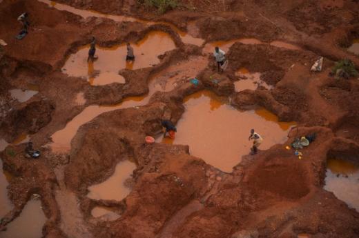 ABD ayrca, dnya altn tketiminde Hindistan ve in'in ardndan da 3'nc srada yer alyor. lkenin 2012 sonu itibariyle fabrikasyon amal kulland altnn miktar 147 ton olurken, mcevherat amacyla tkettii altnn miktar ise 162 tonu buluyor.