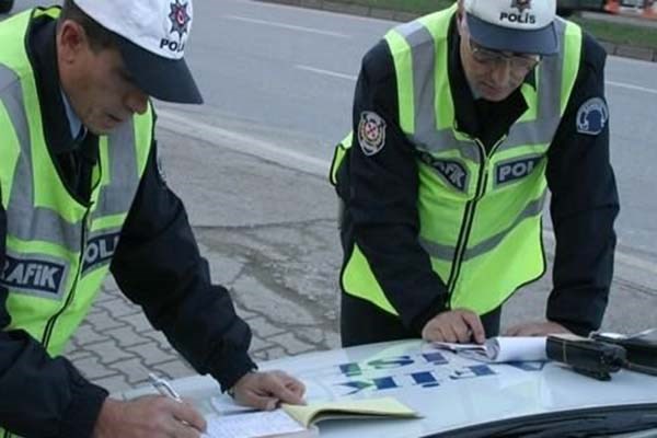 Trafik cezalar da yeni ylla birlikte zamlanyor. Ara kullanrken src belgelerini yannda bulundurmayan ya da trafik grevlisi talep ettiinde belgesini gstermeyenler 172 lirayla cezalandrlacak.