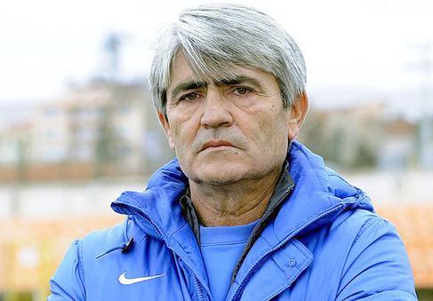 ARF PEENEK  Bu sabah ise spor dnyasndan ac bir haber geldi. Trk futbolunun nemli isimlerinden teknik direktr Arif Peenek hayatn kaybetti