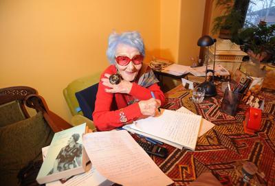 SMET KR  21 Ocak'ta edebiyat dnyas yasa brnd. Trk edebiyatna hem retmen hem yazar olarak emei geen smet Kr yaamn yitirdi. nl yazar Pnar Kr, annesi smet Kr'n lm nedeninin "yallk" olduunu, Eyll aynda geirdii beyin enfarktsnden beri yatalak olduunu ve ileri ya sebebiyle iyileemediini belirtti.