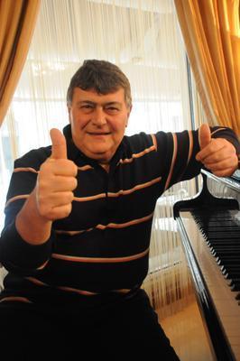 FERD ZBEEN  27 Ocak'ta 'Piyanonun Kral' Ferdi zbeen'in youn bakmda olduu haberi geldi. 'Bu kez kt haber gelmesin' diye dua ederken dn akam nl sanatnn vefat haberi sevenlerini ok zd.