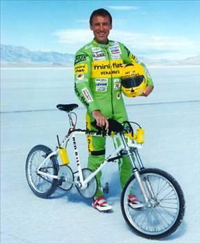 Fred Rompelberg isimli Hollandal bisikleti, bir ralli aracnn arkasna takt bisikleti ile kurumu tuz gl zerinde bu rekoru krmtr.