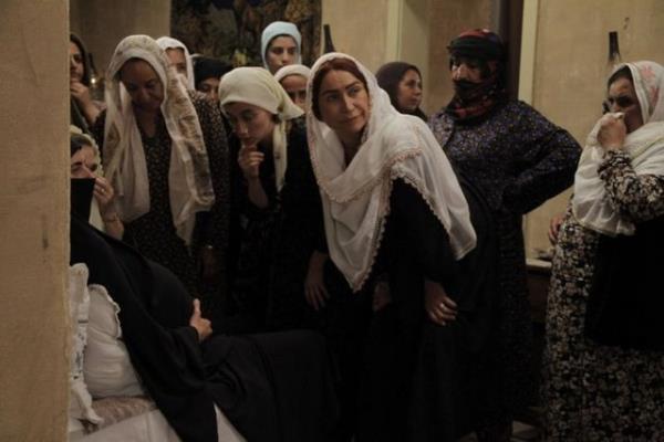 Yapt ne mizah ne de komedidir. Ailemizi maskara yapt. Hikayenin gerekle ilgisi yok. Ben tepki gsterince de beni polise ve savcla ikayet etmi." eklinde konutu.