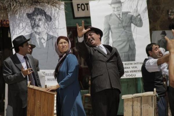 Filmde Sermiyan Midyat'n amcalarn rveti olarak gsterdiini belirten amca Ferit Midyat, "Tm amcalar saygn kiilerdir. Annemden sonra aabeyim Ziver 5 dnem Midyat Belediye Bakanl yapt. Ancak ailede rvet almak suundan hkm giyen tek kii Sermiyan'n babasdr.