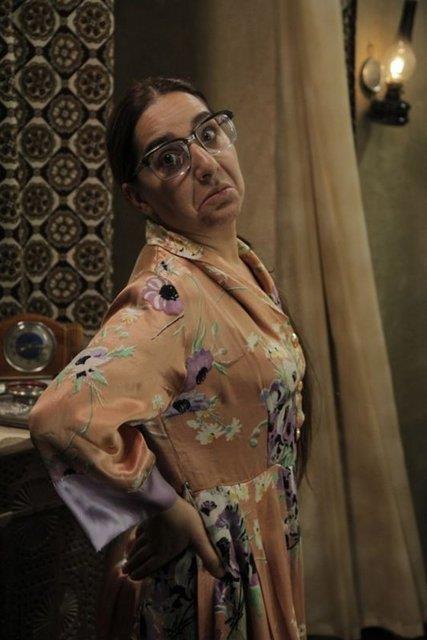 Babas Bayndrlk Bakanl'nda genel mdrlk yapt. Rvet suundan yargland ve iki yl cezaevinde yatt. Yapt ne mizah ne de komedidir. Ailemizi maskara yapt. Hikayenin gerekle ilgisi yok." eklinde konutu.