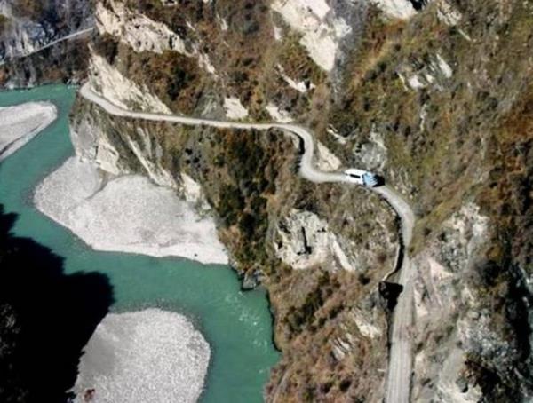 Skippers Kanyon Yolu, Yeni Zelanda - Bu yolu istesenizde kullanamyorsunuz; nk bu yoldan gitmek iin zel olarak izin almanz gerekiyor. Eer izni alrsanz yola kabiliyorsunuz ki bir de kardan araba gelecek olursa o da artk sizin probleminiz. - Need For Speed tutkunlar byle dik virajl yollar sever; ama burada gitmek pek de akl kar deil. 2,7 km zerinde talya Alpleri zerinde bulunan bu yol imdiye kadar birok srcnn korkulu ryas olmu.