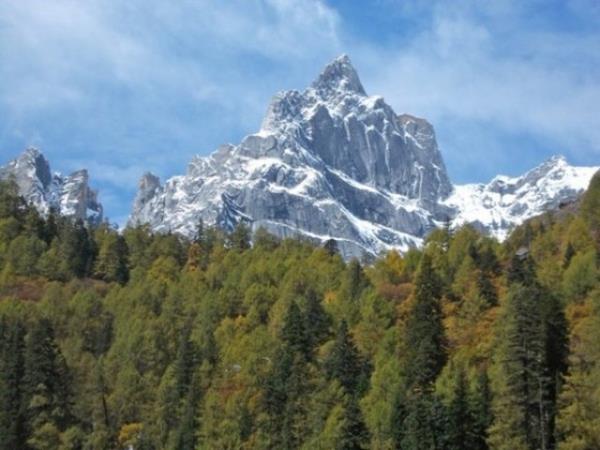 Hindistan?da bulunan 6 bin 400 metre ykseklikteki Kishtwar Kailash dana trmanmak iin yola kan ngiliz dac Mick Fowler ve beraberindekiler, minibsle yzlerce metre ykseklikteki da yolunu kulland. Dan bir yamacna paralel olarak alan yol, hem dar oluu, hem de dik uurumlarn varlyla dnyann en tehlikeli yollarndan biri. Killar ve Kishtwar arasnda kayalarn iine oyulmu haldeki darack yoldan ilerlemeye alan daclar, minibsn penceresinden byleyici gzellikteki manzaray kameraya ald. Fowler ve beraberindekileri tayan minibs, da yolunun zerinden akan bir elalenin iinden de geti.