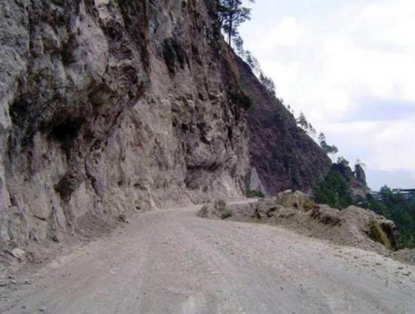 Halsema Otoyolu, Filipinler - Bu yol turistlerin Filipinler?deki popler duraklarndan biriymi. Belki de Sagada?ya giden tek yol olduu iin de turistik elence haline getirilmitir, kim bilir.