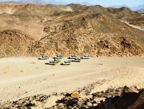 Luxor Al Hurghada Yolu, Msr - Bu yolun korkutucu ve tehlikeli olmasnn asl sebebi geceleri hava karardnda ekya ve haydutlarn bu yolda kalan aralara saldryor olmas. Bu sebeple yolda kalan aralar geceleri dikkat ekmemek iin aralarnn klarn sndryor.