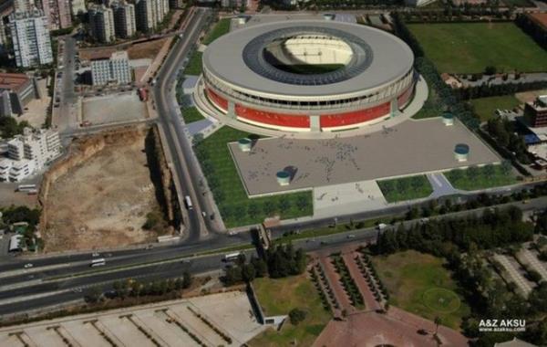 ANTALYA STADYUMU: 136 dnm arazi zerine ina ediliyor. 6 Aralk?ta ihalesi yaplacak. 33 bin seyirci kapasiteli. Stadyumun hemen yan banda 10 bin seyirci kapasiteli bir spor salonu ve 3 bin seyirci kapasiteli yzme havuzu yaplacak.