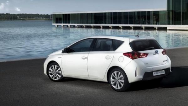 <b>Toyota Auris 1.6</b>  <p>2013 827 TL</p>  2014 860 TL