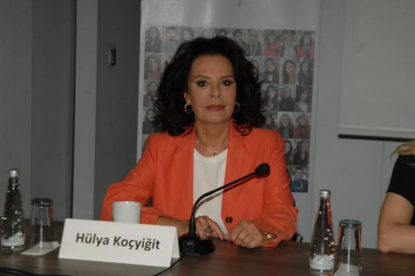 H�LYA KO�Y���T:  Demokratik ve masum protesto; polis taraf�ndan �iddetle engellenmeye �al���ld�. �llegal �rg�tlerin i�in i�ine s�zmas�yla �iddet olaylar� ya�and�. Bar�� s�recinde b�yle olaylar�n ya�anmas� �z�c�.