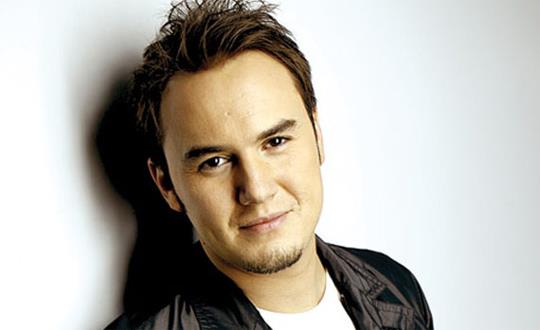 MUSTAFA CECEL�:  Gezi Park� olaylar�yla ilgili bilgi kirlili�inden rahats�zl�k duydu�u i�in b�yle bir karar ald���n� a��klad�: “Ben de herkes gibi geli�meleri Twitter’dan takip ediyorum. Ayr�ca Gezi Park�’nda kendi orkestramdan da insanlar var. Ancak baz�lar� ortal��� a��r� derecede velveleye veriyor. Ben de b�yle davranan, her haberi yayan arkada�lar�m� Twitter’�mdan sildim. Sonra da telefon a��p s�yledim.”