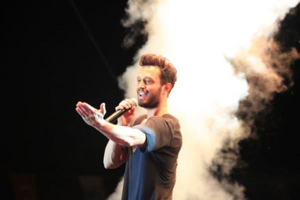 HEDEF G�STER�LD�M  "Birtak�m insanlar beni hedef g�sterdi. Fizi�imdi, arabamd� derken olay benim insan�m�za yap�lan olumsuz m�dahalelere duyars�zl���ma kadar geldi. Sanat�� olman�n d���nda bir insan�m ve tabii ki do�an�n zarar g�rmesini istemem."