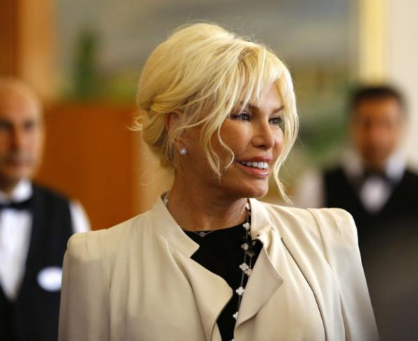 NEREDEYSE L�N� ED�LECE��Z  Olaylarla ilgili suskun kald��� i�in ele�tirilen Ajda Pekkan, �unlar� s�yledi: "Gezi Park�'yla ilgili bir tav�r almayan sanat��lar; neredeyse lin� edilecek. Gezi Park� korunsun demek kadar, Top�u K��las� yap�ls�n demenin de demokratik bir hak oldu�unu d���n�yorum."