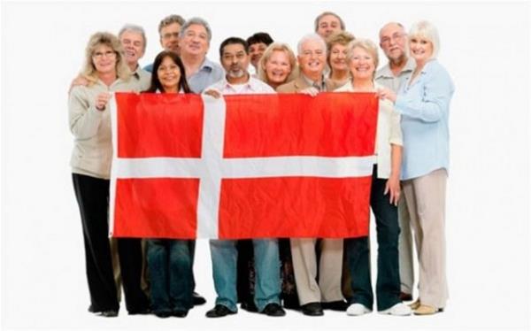 <p><b>Dnyann en mutlu lkesi: Danimarka</b></p>   Columbia niversitesi'nin 156 lkeyi deerlendirerek hazrlad "2013 Dnya Mutluluk Raporu"na gre dnyann en mutlu lkesi Danimarka oldu.