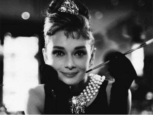 <p><b>Audrey Hepburn 1929-1993</b></p>   Yirminci yzyln gzellik ve zarafet sembol haline gelen Audrey Hepburn ayn zamanda uzun yllar UNICEF bnyesinde bir yardm meleiydi.