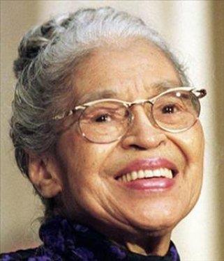 <p><b>Rosa Parks 1913-2005</b></p>   1930'larda beyaz ve siyahlar otobslerde farkl koltuklarda oturuyordu. Alabamada beyaz bir adam Parkstan kendisine yer vermesini istedi. Kendine ayrlan blmde oturan Parks yer vermeye direndi ve bunun sonucu tutukland. Bu olay Amerika'da siyahi direniin milatlarndan biri olarak kabul ediliyor