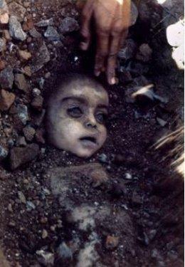 <p><b>Hindistan Bhopal Trajedisi 1984 (Pablo Bartholomew):</b></p>   3 Aralk 1984 gn, ABD kkenli Union Carbide firmasnn Hindistan'da Bhopal'de kurduu bcek ilac reten fabrikadan yanllkla 40 ton metil isosiyanat gazn dar atmas 18.000 kiinin lmne, 150.000&#8242;den fazla insann zehirlenmesine neden olmu ve ortaya byle trajik bir fotoraf kmt.