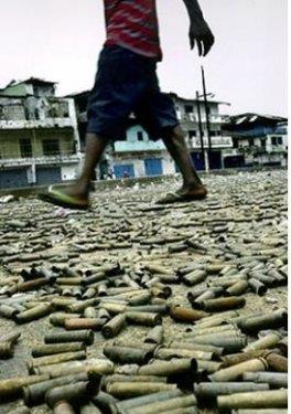 <p><b>Sava Ayaklar Altnda (Carolyn Cole):</b></p>   Los Angeles Times Fotorafs Carolyn Cole, bu fotoraf Liberya'daki grevi srasnda ekti. Bu fotoraf Liberya  Savan sonularn ok dramatik bir ekilde gzler nne seriyor.