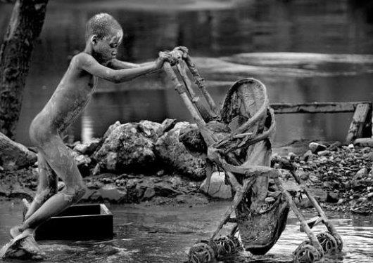 <p><b>Frtnadan Sonra (Patrick Farrell):</b></p>   Amerikal fotoraf Patrick Farrell, bu fotorafnda 2008 ylnda Haiti'de gerekleen ykm sonrasnda kk bir ocuun bebek arabasn kurtarmaya almasn gsteriyor.