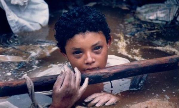 <p><b>Omayra Sanchez Trajedisi (Frank Fourier):</b></p>   1985 ylnda Kolombiya'da yaanan volkanik patlamalar sonucunda ortaya kan bu trajik fotoraf, Frank Fourier tarafndan ekilmi; Omayra ise bu fotoraftan sadece 3 gn sonra lmt.