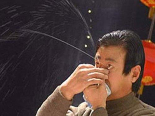 <b>Gzyalaryla yaz yazan adam:</b> Ru Anting inli 56 yandaki Ru Anting gzlerinden fkrtt yalarla yaz yazabiliyor. Burnuna bir miktar su ektikten sonra suyu gzya kanalndan fkrtan adam belirli bir yzey zerinde istediini yazabiliyor. Ru, bu srad yeteneini ocukken nehirden yzd srada kefetmi.