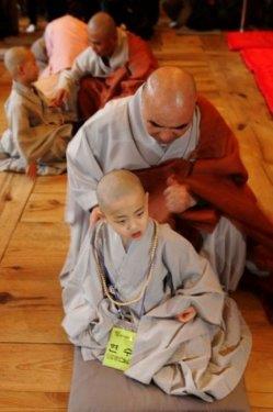 <b>nanlmaz s enerjisi yayabiliyorlar:</b> Budist rahipler Uzmanlar son yirmi yldr budist rahiplerin zellikleri zerinde alyor. zel bir meditasyon teknii kullanan bu rahipler ?Turn-mo? ad verilen bir meditasyon tekniiyle metabolizma hzlarn yzde 64 orannda drebiliyorlar. Ayn zamanda vcut slarn da 17 derece kadar arttrma gcne sahipler.