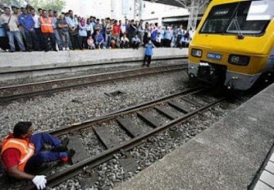 <b>Diiyle dnyay ekiyor:</b> Rathakrishnan Velu Dnya onu 2007'de Malezya'da dileriyle ektii tren grntsyle tand. O gn bugndr dileriyle dnyay ekmeye ve insanlar artmaya devam ediyor.