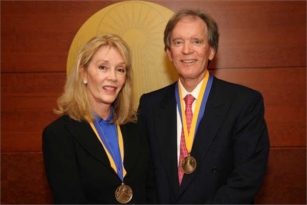 <p><b>49. Bill & Sue Gross</b></p>  25 milyon dolar