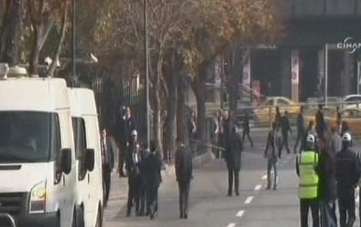 Babakanlk binasna zerinde bomba dzeneiyle girmeye alt iddia edilen pheli bir kii korumalar tarafndan etkisiz hale getirildi. te Babakanlk nnde hareketli dakikalardan ilk grntler...