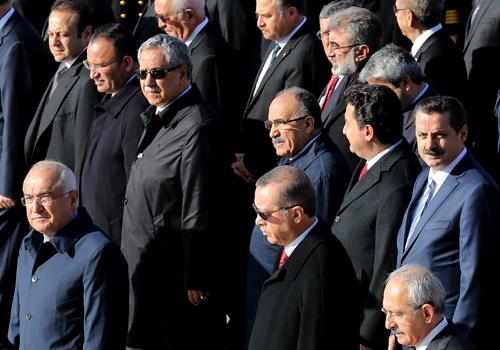 Ortalama ocuk says 2.9&#8217;a kacak     Babakan Erdoan yeni evlenen iftlerden artk 4 ocuk isterken, kabine yelerinin 75 ocuu var. imek&#8217;in ikiz bebekleri ile birlikte kabinenin ocuk says 77&#8217;ye kacak. Kabinenin tek bekar bakan da Kltr ve Turizm Bakan mer elik. u anda Bakanlar Kurulu yelerinin tam says dikkate alnarak yaplan hesaba gre ortalama 2.8&#8217;e geliyor. imek&#8217;in ikizleri ile birlikte ortalama 2.9&#8217;a kacak. Kabinenin en ok ocuk sahibi iki bakan Milli Eitim Bakan Nabi Avc ile evre ve ehircilik Bakan Erdoan Bayraktar. Avc ile Bayraktar&#8217;n 5&#8217;er ocuu var. Babakan Erdoan dnda 6 bakann daha 4 ocuu bulunuyor. 7 bakann 3, 8 bakann ise 2 ocuu var.