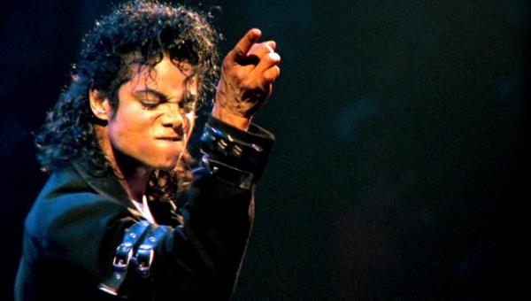 <p><b>MICHAEL JACKSON:</b></p>   En taze kayp olmas nedeniyle Michael Jackson bu tr komplo teorilerinde ilk sraya yerleti. lmnden nce yaplan 911 aramas, doktorunun bir sre ortadan kaybolmas, ad geen ila kokteyli pheleri hep en st dzeyde tuttu. Kimilerine gre arkcnn lm tamamen uydurmayd. O medyadan ve iflastan kamak iin kendini ld gsteriyordu.