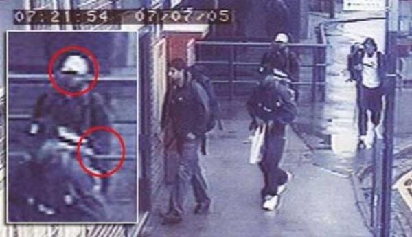 <p><b>TE DNYAYI SARSAN DER BAZI KOMPLO TEORLER</b></p>  <p><b<BU FOTORAF BR YALAN:</b></p>   7/7'deki saldrlar evreleyen srlardan biri de birok gazetede kan bu fotoraf. Komplo teorisi retenlere gre, 7 Temmuz'da bombaclarn Londra'ya giderken saat 07.20'de ekilen bu fotoraflar baz hileler ieriyor. rnein, bombac olduu iddia edilen adamn kafasnn iinden geen ubuklarn resimde ok net grlmesi bu adamn resme sonradan eklendiini gsteriyor.