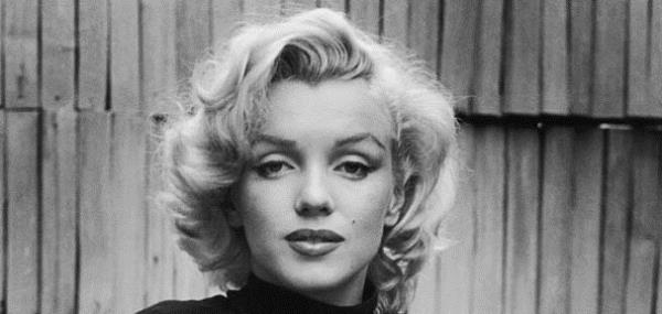 <p><b>MARILYN MONROE:</b></p>   Fox irketi filmi tamamlamak iin aktrist Lee Remick ile anlamasna ramen, Monroe'nun filmdeki rol arkada Dean Martin'nin baka bir aktristle almak istememesi zerine ie geri alnd ve kendisiyle yeni bir szleme yapld. Ancak filmin ekimleri tekrar balamadan nce yksek dozda sakinletirici ila alarak 5 Austos 1962'de 36 yanda hayata veda etti. lmnn ardndan yaplan otopsi sonucunda lm sebebi yksek dozda Barbitrat alm sonucu muhtemel intihar olarak ilan edilmesine karn, olay yerindeki delil yetersizlii, otopside alnan dokularn daha sonradan kaybolmas ve bata kahyas Eunice Murray olmak zere grg tanklarnn elikili ifadeleri sonucu lm sebebinin cinayet olduuna ve politik sebeplerden CIA, Mafya ve Kennedy ailesinin buna sebep olduklarna dair tam olarak kantlanamam birok komplo teorisi ortaya atld.