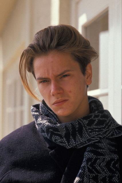 <p><b>RIVER PHOENIX:</b></p>   Gen oyuncu River Phoenix, Dark Blood filminin setinden ktktan sonra kardeleri Rain, Joauqin ve sevgilisi Samatha Mantis ile Johnny Depp'in sahip olduu "The Viper Room" adl bara gitti. Saat 12'yi geip 31 Ekim olduunda River birden kusmaya ve nefes alamamaya balad. Rain ve Samantha onu darya kard, Jaoquin ise ambulans ard. Ancak saat gece 1:51'de River Phoenix hayatn kaybetti. Phoenix daha nceki aklamalarnda uyuturucudan tiksindiini sylemiti. lm nedeni ise ar dozda eroin ve kokain olarak akland. Uyuturucudan nefret eden birinin uyuturucudan lmesi kafalarda soru iaretleri brakt. stelik Phoenix'in cesedinde uyuturucu kullandna dair herhangi bir iz bile bulunamad.