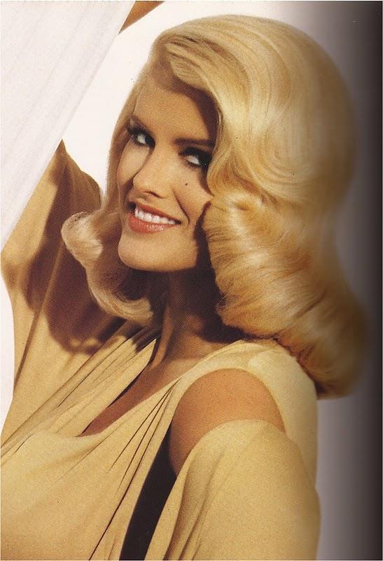 <p><b>ANNA NICOLE SMITH:</b></p>   Amerikal striptiz yldz ve model Anna Nicole Smith, bir kz ocuu dnyaya getirmesinden 3 gn sonra, 10 Eyll 2006'da 20 yandaki olu Daniel Smith kalp krizinden Bahamalar'da ld. Gerek ad Vickie Lynn Marshall olan Anna Nicole Smith, 8 ubat 2007 gn Hollywood, Florida?daki Seminole Hard Rock Cafe Hotel and Casino?da aniden yere yld ve acilen hastaneye kaldrlmasna ramen hayatn kaybetti. Smith'in lm Michael Jackson'nkine benzer eler tayordu. Reeteli ilalarn ar dozda kulland iin ld iddiat edildi. Polisin resmi soruturmas da bu ynde sonuland. Smith'in bir ila kokteyli yapp bunu itii ve bunun da lmne neden olduu akland. Olu Daniel'in de ayn sebepten ld aklanmt.