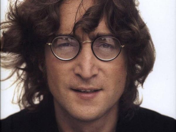 <p><b>JOHN LENNON:</b></p>   Efsane grup Beatles'n en nemli ismi olan John Lennon, tam kariyerinde yeniden ykselmeye balad bir dnemde, akli dengesi yerinde olmayan Mark David Chapman adnda bir Beatles hayran tarafndan 8 Aralk 1980'de New York'taki dairesinin nnde ldrld. Lennon vurulduu anda yanna yaklaan polis memuru ald yarann bilincini etkileyip etkilemediini kontrol etmek iin adn sorduunda ben John Lennon, "Beatles'in John Lennon'u" yantn verdi. Komplo teorilerine gre John Lennon uzaktan kumanda kullanlarak ldrld. Bir baka teori ise Lennon'n ldrlmesinin arkasnda ABD hkmeti var. Buna neden olarak da Lennon'n yeni seilen Reagan ynetimine kar yapt sert aklamalar gsterildi.