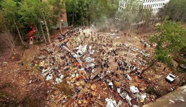 <p><b>STHBARAT KEND HALKINI BOMBALADI:</b></p>   Eski Rus ajannn iddialarna gre, 1999'da Rusya'da meydana gelen apartman bombalama olaylar KGB?den sonra gelen istihbarat tekilat FSB tarafndan Rusya'nn eenistan'a at sava hakl karmak iin gerekletirilmiti.